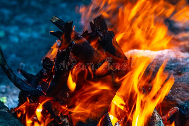 Carbón Vegetal Para Barbacoa Con Fondo De Llama Foto de archivo - Imagen de  fogata, oscuro: 247984056