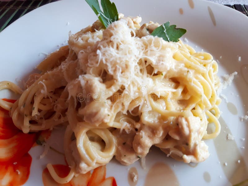 Carbonara délicieux de spaghetti avec le poulet photo stock Carbonara délicieux de spaghetti avec le poulet photo stock