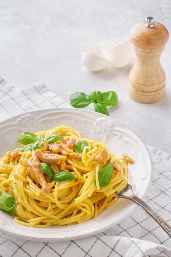 Carbonara italiano della pasta con il prosciutto, il basilico e le uova immagini stock Carbonara italiano della pasta con il prosciutto, il basilico e le uova immagini stock