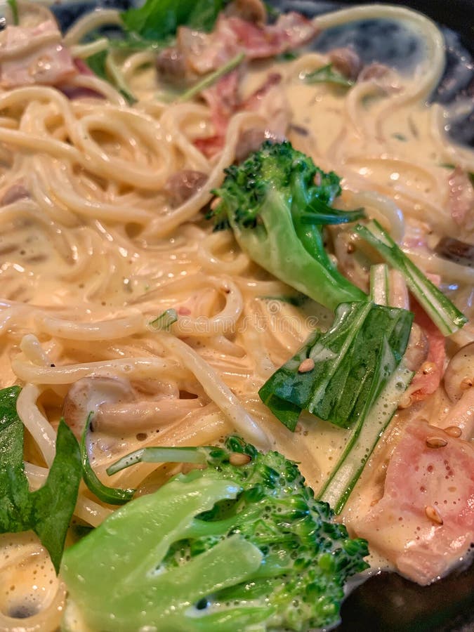Carbonara mit Speck, Brokkoli und Pilzen stockfotos Carbonara mit Speck, Brokkoli und Pilzen stockfotos