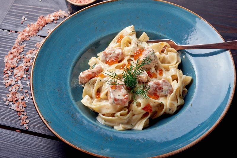 Carbonara-Teigwaren, Spaghettis mit Pancetta, Ei, harter Parmesankäseparmesankäse und Sahnesauce Traditionelle italienische Küche lizenzfreie stockfotos Carbonara-Teigwaren, Spaghettis mit Pancetta, Ei, harter Parmesankäseparmesankäse und Sahnesauce Traditionelle italienische Küche lizenzfreie stockfotos