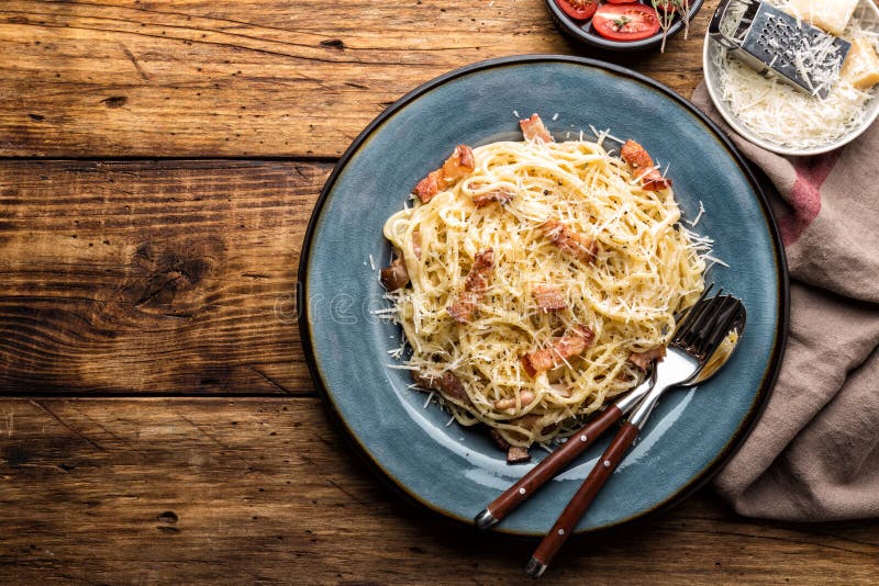 Carbonara макаронных изделий, спагетти, сваренное согласно традиционному итальянскому рецепту стоковая фотография Carbonara макаронных изделий, спагетти, сваренное согласно традиционному итальянскому рецепту стоковая фотография