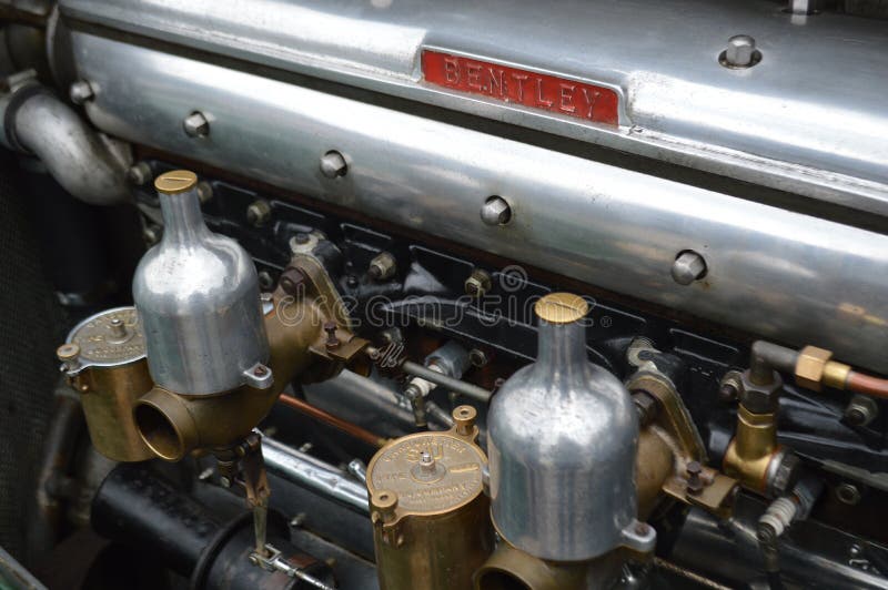 Carburadores gêmeos em um motor de Bentley do vintage foto de stock Carburadores gêmeos em um motor de Bentley do vintage foto de stock