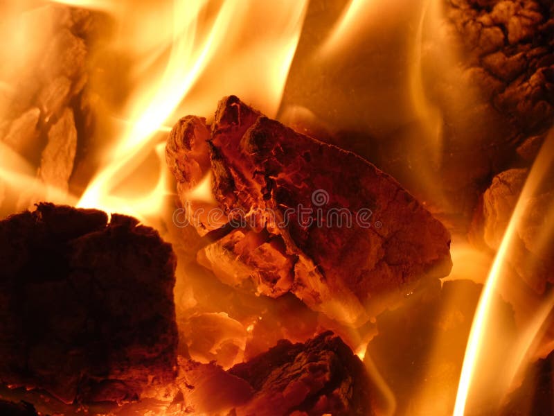 Carbón ardiente en la estufa - combustible de calefacción en el invierno foto de archivo Carbón ardiente en la estufa - combustible de calefacción en el invierno foto de archivo