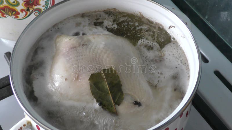 Carcassa di pollo bollita in una padella