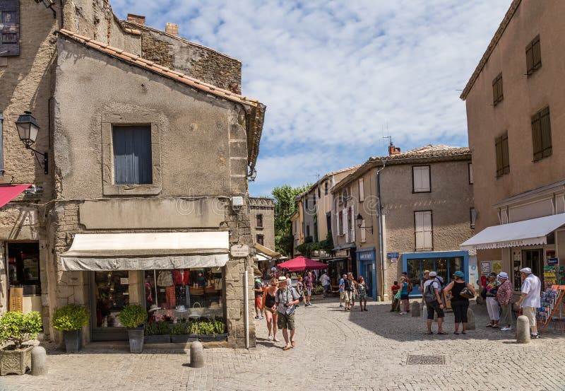 Carcassonne, França Vista de uma rua na cidade velha na fortaleza foto de stock Carcassonne, França Vista de uma rua na cidade velha na fortaleza foto de stock