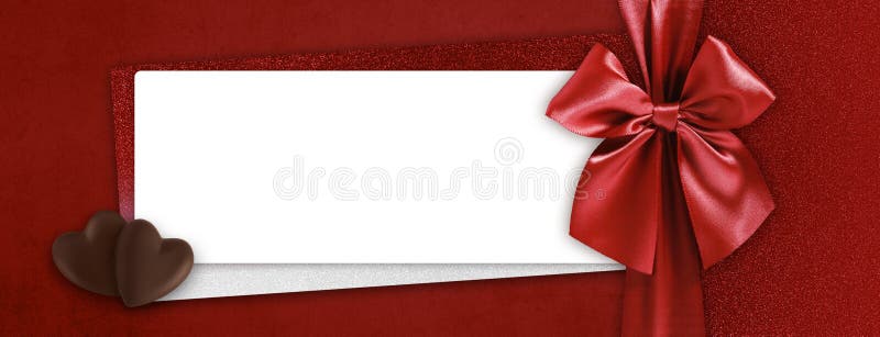 Card cadou de o zi Valentin cu inimă de ciocolată în formă de ciocolată cu panglică roșie strălucitoare și un bilet alb pentru spa stock image