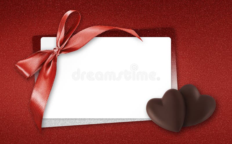 Card cadou de o zi Valentin cu inimă de ciocolată în formă de ciocolată cu panglică roșie strălucitoare și un bilet alb pentru spa stock image