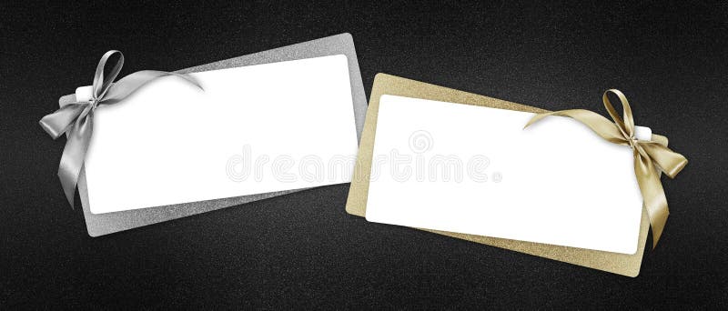 Card de cadou cu un bilet alb cu fundă lucioasă și argintie aurie, cu fundă albă, izolat cu șablon alb negru strălucitor, cu copie stock photos