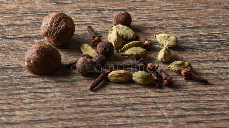 Cardamome, clous de girofle, noix de muscade, poivre de Jamaïque Différents types d'Ind entier photographie stock Cardamome, clous de girofle, noix de muscade, poivre de Jamaïque Différents types d'Ind entier photographie stock