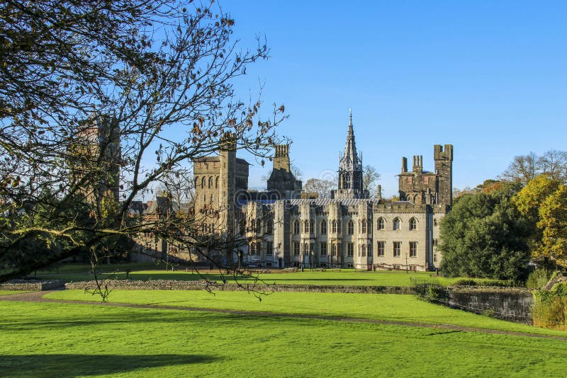 Cardiff Castle exterior in the center of Cardiff in the autumn sunshine royalty free stock photography Cardiff Castle exterior in the center of Cardiff in the autumn sunshine royalty free stock photography