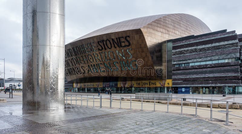 CARDIFF, WALES/UK - LISTOPAD 16: Milenium i wieża ciśnień zdjęcia stock CARDIFF, WALES/UK - LISTOPAD 16: Milenium i wieża ciśnień zdjęcia stock