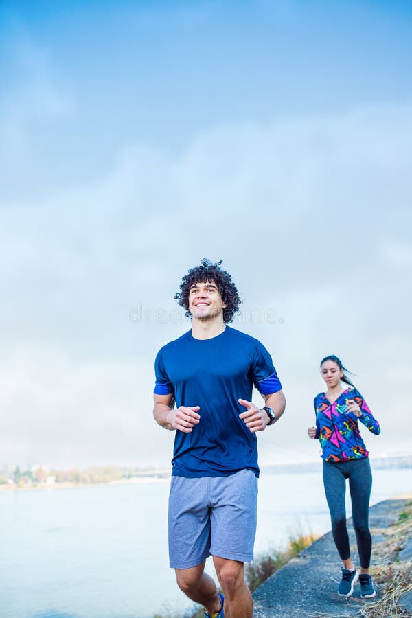 Cardio- exercice - couple pulsant dans la vie de nature saine photographie stock libre de droits Cardio- exercice - couple pulsant dans la vie de nature saine photographie stock libre de droits