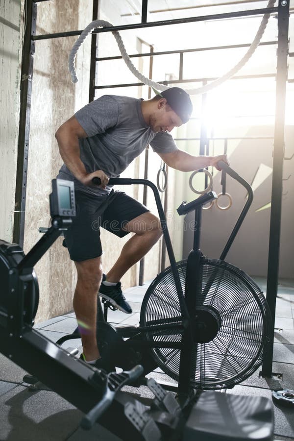 cardio genomkörare Sportmanutbildning på cykeln som cyklar övning arkivfoto cardio genomkörare Sportmanutbildning på cykeln som cyklar övning arkivfoto