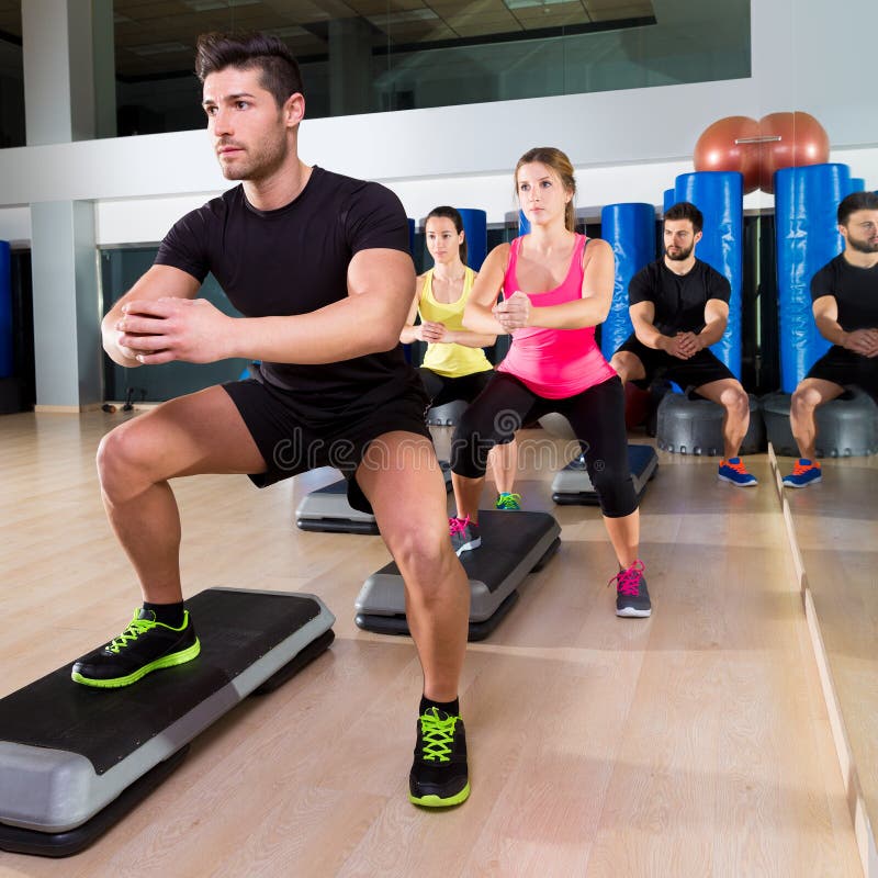 Cardio gruppo di edificio occupato di ballo di punto alla palestra di forma fisica fotografia stock Cardio gruppo di edificio occupato di ballo di punto alla palestra di forma fisica fotografia stock