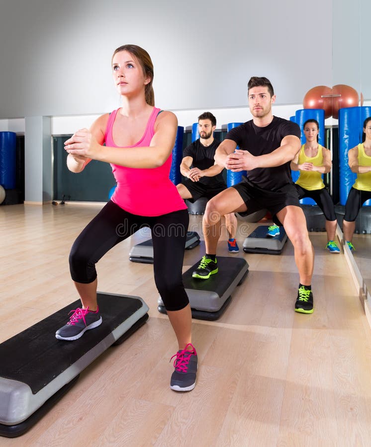 Cardio gruppo di edificio occupato di ballo di punto alla palestra di forma fisica immagini stock libere da diritti Cardio gruppo di edificio occupato di ballo di punto alla palestra di forma fisica immagini stock libere da diritti
