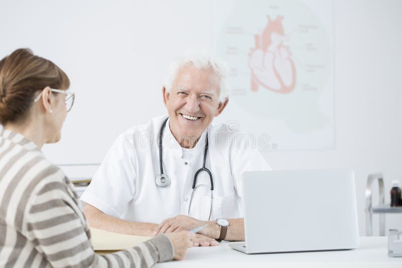 Cardiologista com paciente foto de stock Cardiologista com paciente foto de stock