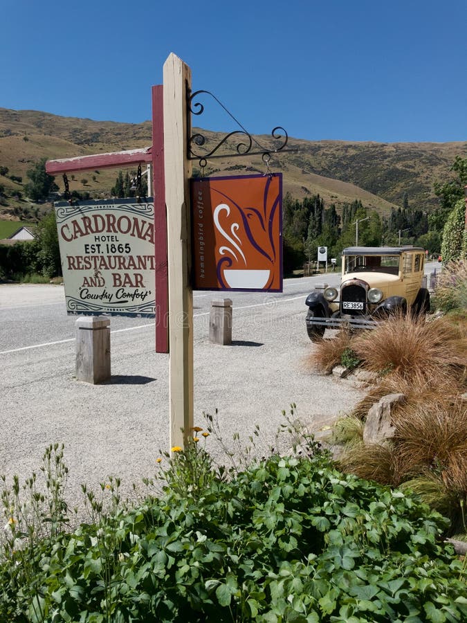 Cardrona hotell - restaurangen och stången är en av nyazeeländsk ` äldst och mest iconic hotell för s som är populär bland besöka royaltyfri foto Cardrona hotell - restaurangen och stången är en av nyazeeländsk ` äldst och mest iconic hotell för s som är populär bland besöka royaltyfri foto