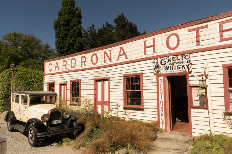 CARDRONA, NUEVA ZELANDA, noviembre de 2017 - el coche del vintage parqueó delante de imagenes de archivo CARDRONA, NUEVA ZELANDA, noviembre de 2017 - el coche del vintage parqueó delante de imagenes de archivo