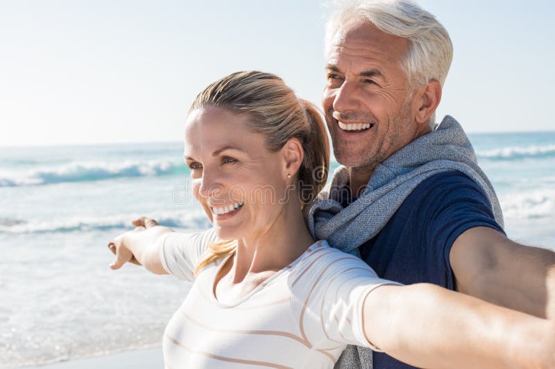 carefree couple mature στοκ εικόνες carefree couple mature στοκ εικόνες