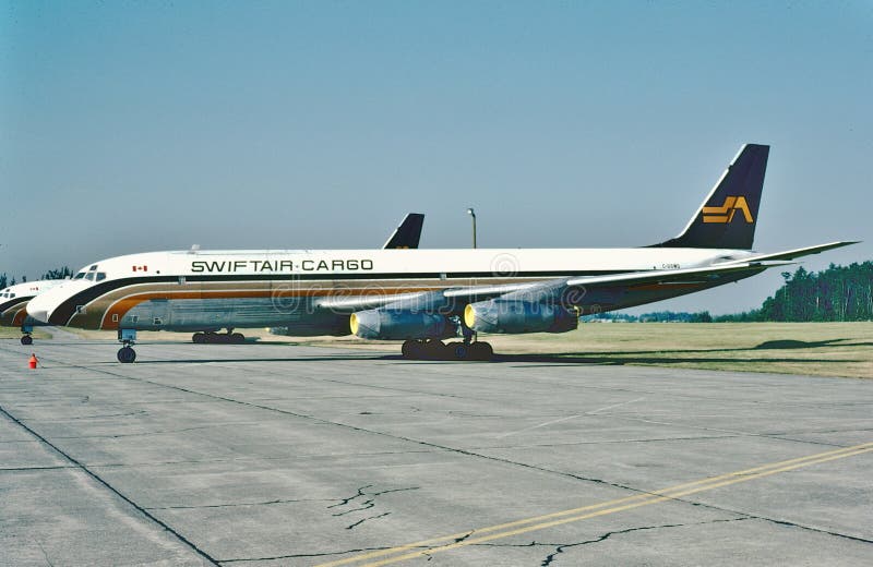 A carga Douglas DC-8 de Swiftair pronto para outro migra em 1982 imagens de stock A carga Douglas DC-8 de Swiftair pronto para outro migra em 1982 imagens de stock