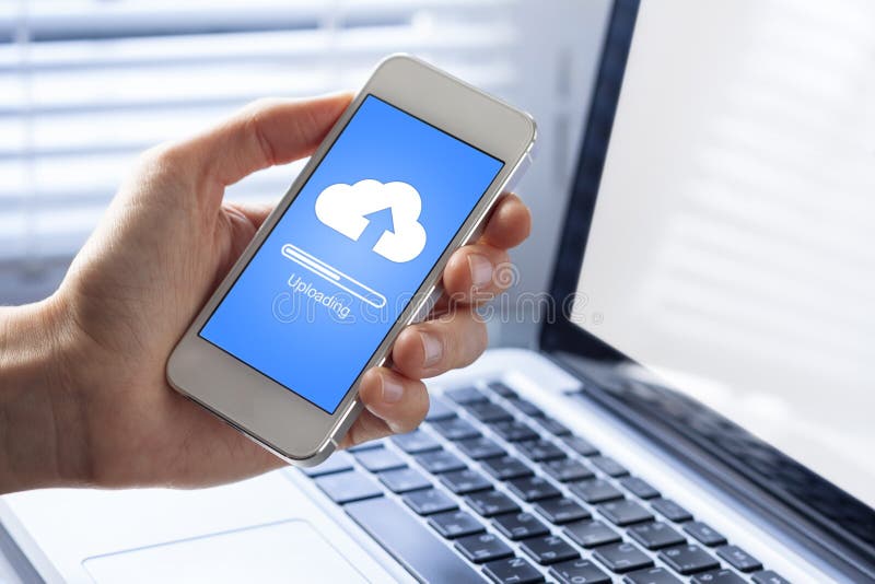 Carga en la nube desde el teléfono móvil para compartir archivos y colaborar imágenes de archivo libres de regalías
