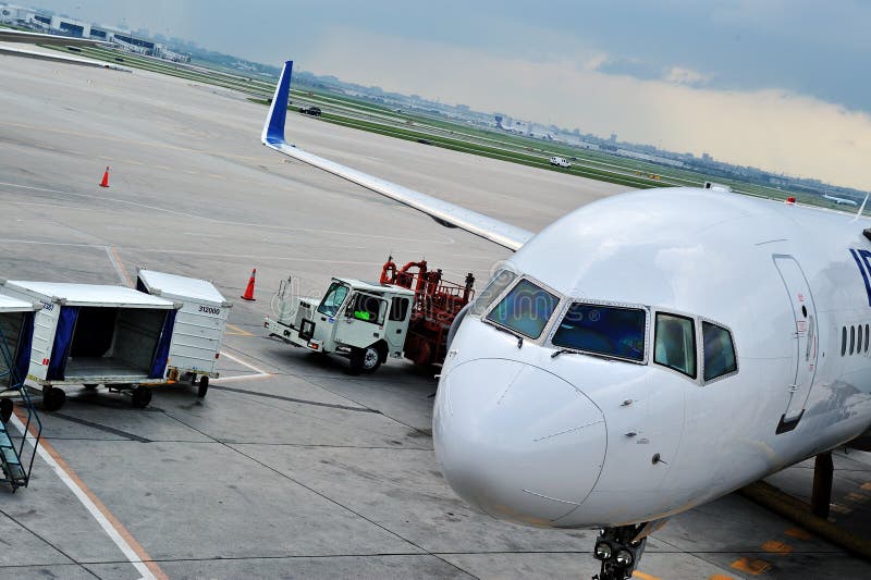 Cargaison de charge sur un avion images stock Cargaison de charge sur un avion images stock