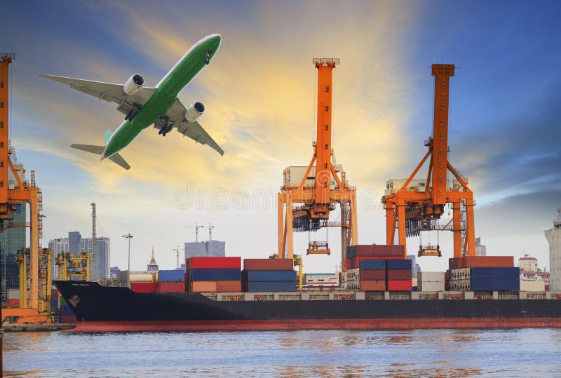Cargamento de portacontenedores en puerto y avión de carga que vuela arriba para la industria del agua y del transporte aéreo fotos de archivo