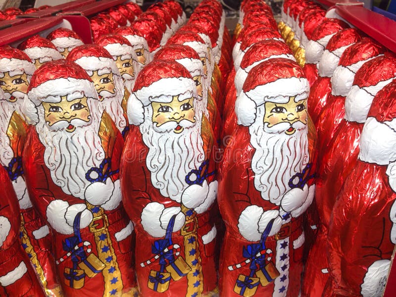 Cargas de las estatuillas del chocolate de Santa Claus fotografía de archivo libre de regalías Cargas de las estatuillas del chocolate de Santa Claus fotografía de archivo libre de regalías