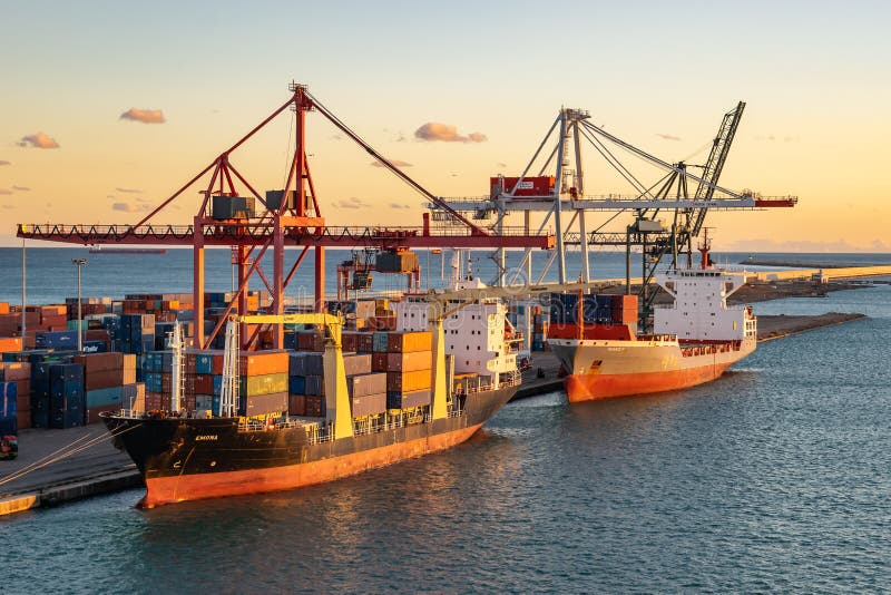 Cargo d'Emona et navire de charge de Renate P accouplé au port de Barcelone au coucher du soleil image stock Cargo d'Emona et navire de charge de Renate P accouplé au port de Barcelone au coucher du soleil image stock