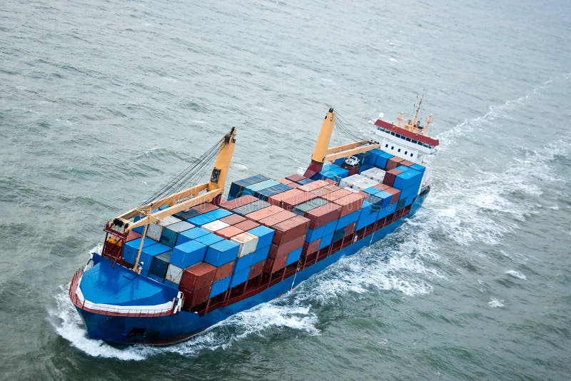 A pieno carico per container nave in corso nell'oceano.