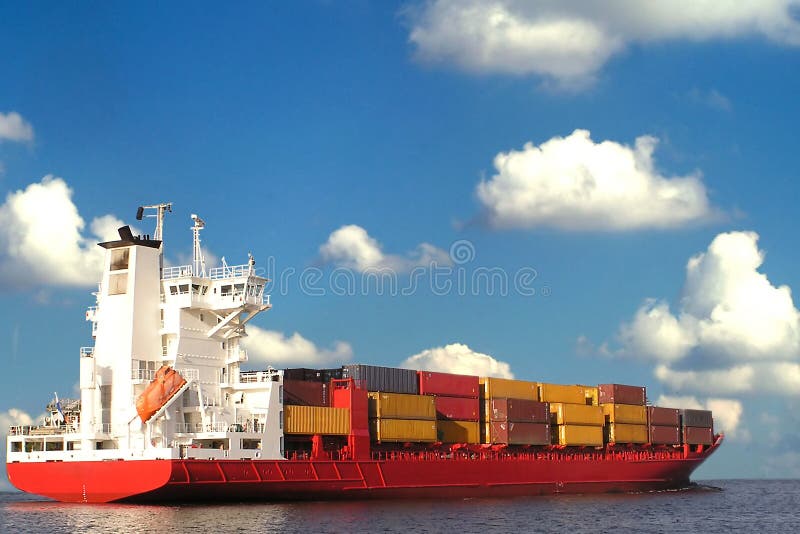 Típico carga barco dar sobre el el mar.