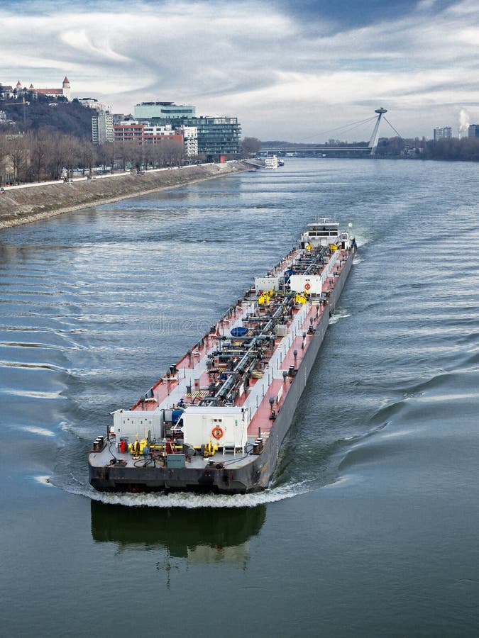 Nákladní loď na Dunaji