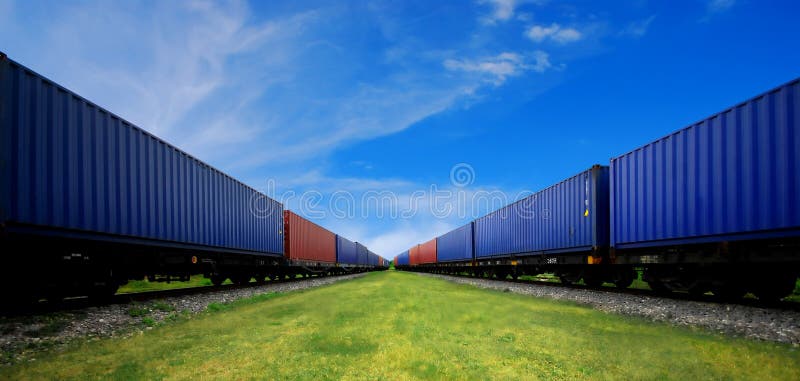 Treno rosso e blu, contenitori di trasporto.