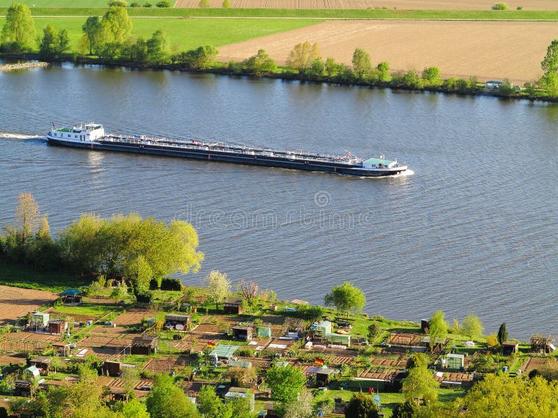 Cargueiro na opinião aérea de Danube River fotografia de stock Cargueiro na opinião aérea de Danube River fotografia de stock
