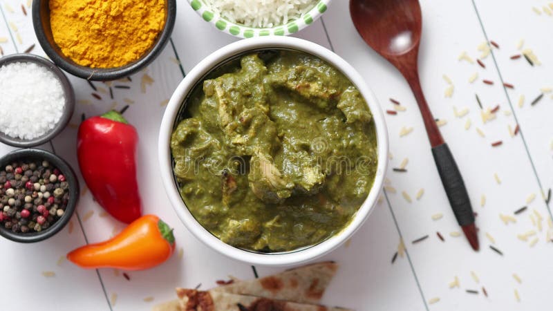 Cari du sud traditionnel de poulet de Korai d'Indien avec la menthe et la coriandre banque de vidéos