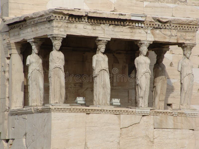 Vista de cerca de templo en atenas.