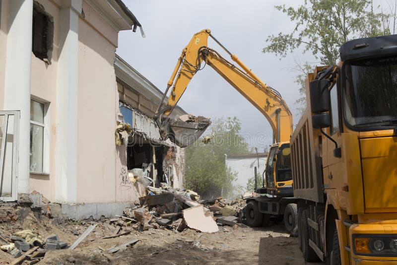 Caricamento dei detriti di costruzione dopo demolizione di una costruzione immagini stock libere da diritti Caricamento dei detriti di costruzione dopo demolizione di una costruzione immagini stock libere da diritti