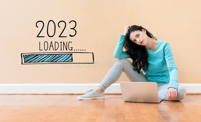 Caricamento del nuovo anno 2023 con una donna che usa un portatile immagine stock libera da diritti