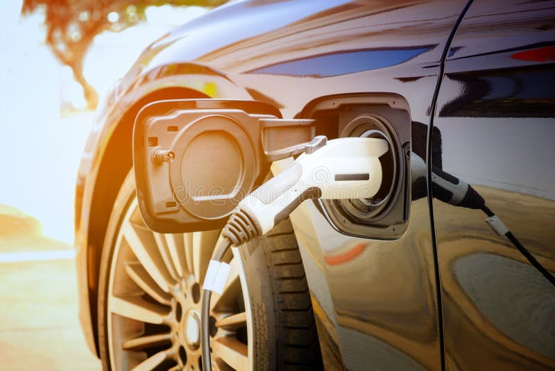 Caricando l'accumulatore per di automobile elettrica moderno sulla via che sono fotografia stock