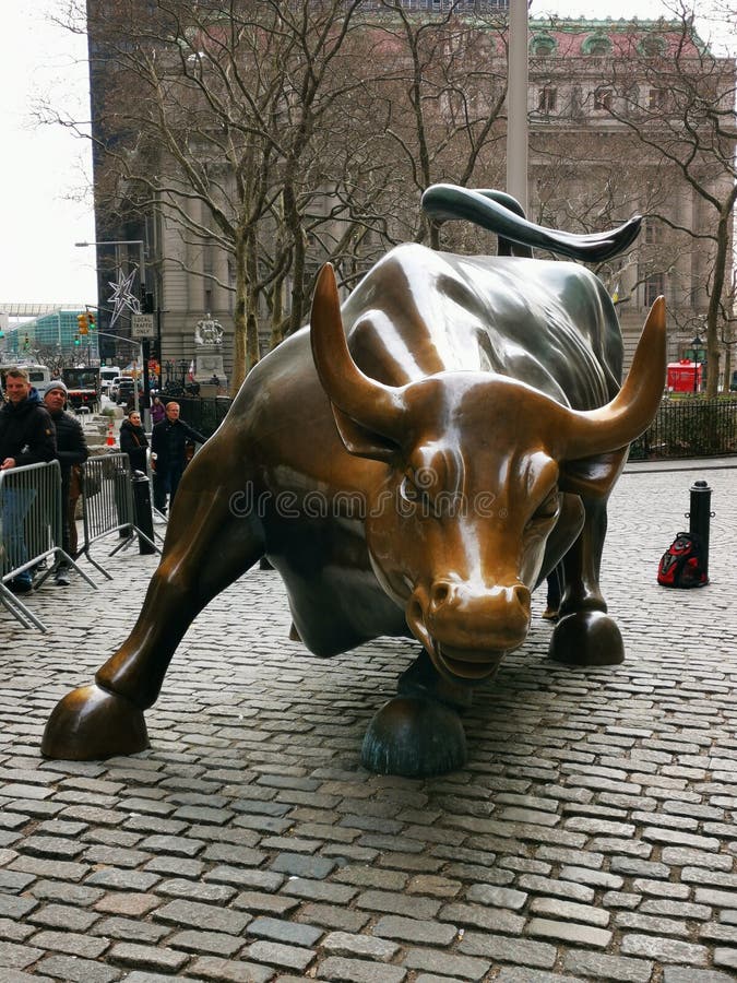 Caricando la scultura di bronzo toro dove le persone stanno in fila per scattare foto che toccano i tori testicoli fotografia stock libera da diritti