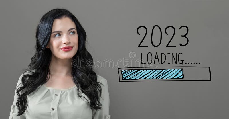 Caricare il nuovo anno 2023 con la giovane donna immagine stock libera da diritti
