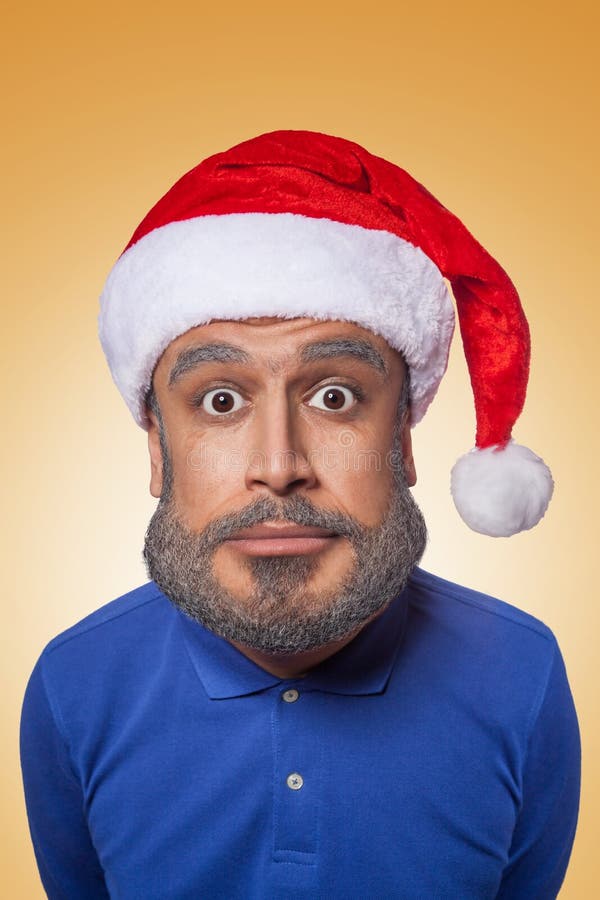 A caricatura colorida do Papai Noel engraçado com cabeça grande e a camisa azul, chapéu vermelho com barba cinzenta, vista surpre imagem de stock royalty free A caricatura colorida do Papai Noel engraçado com cabeça grande e a camisa azul, chapéu vermelho com barba cinzenta, vista surpre imagem de stock royalty free
