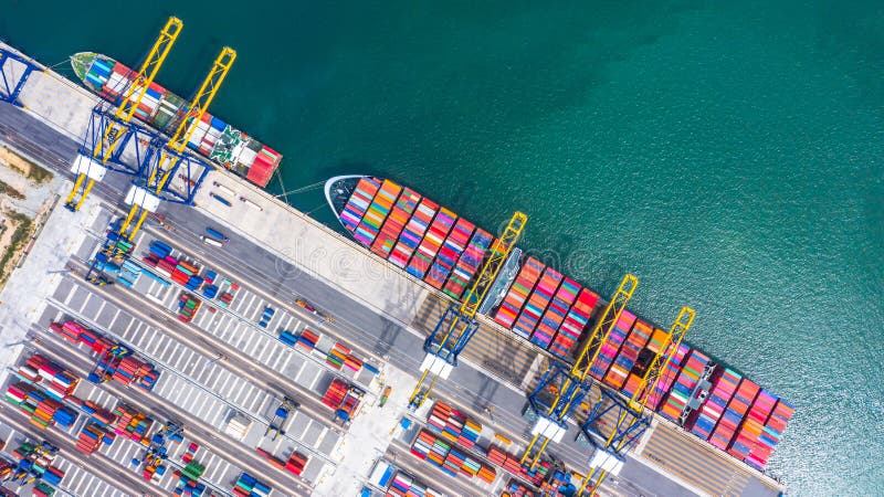 Carico e scarico di navi container in porto d'alto mare, vista aerea principale della logistica commerciale importazione ed espor