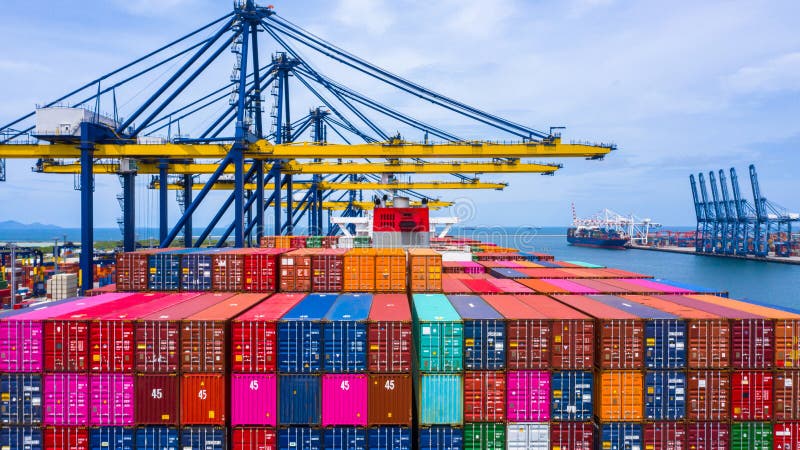 Carico e scarico di navi container in porto d'alto mare, vista aerea principale della logistica commerciale importazione ed esport