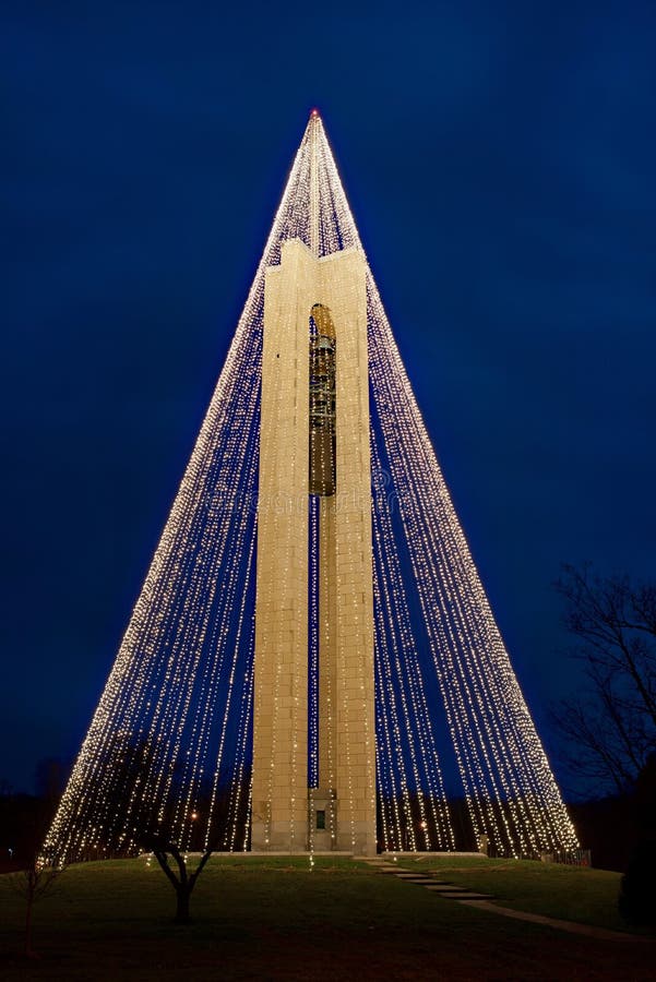 Le Opere Carillon Campanile, decorato con 20, 000 bianco luci di Natale, è stato costruito nel 1942, in Arte, in stile moderno, per commemorare le Gesta di famiglia a Dayton, Ohio.