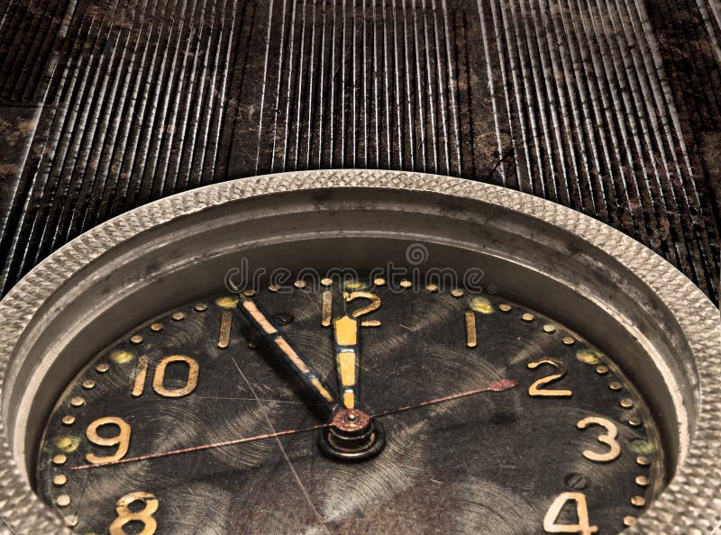 Carillón. Reloj. Mire el mecanismo en el viejo fondo sucio del metal imagenes de archivo Carillón. Reloj. Mire el mecanismo en el viejo fondo sucio del metal imagenes de archivo