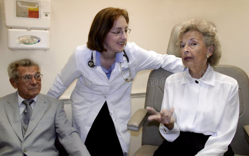 Cuidado una mujer geriatra su más viejo pacientes discusión preguntas.