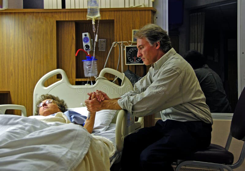 Posesión mano de enfermo amado uno en una cama.