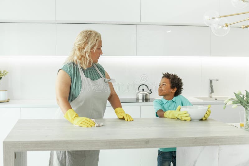 son pumps mom on kitchen table